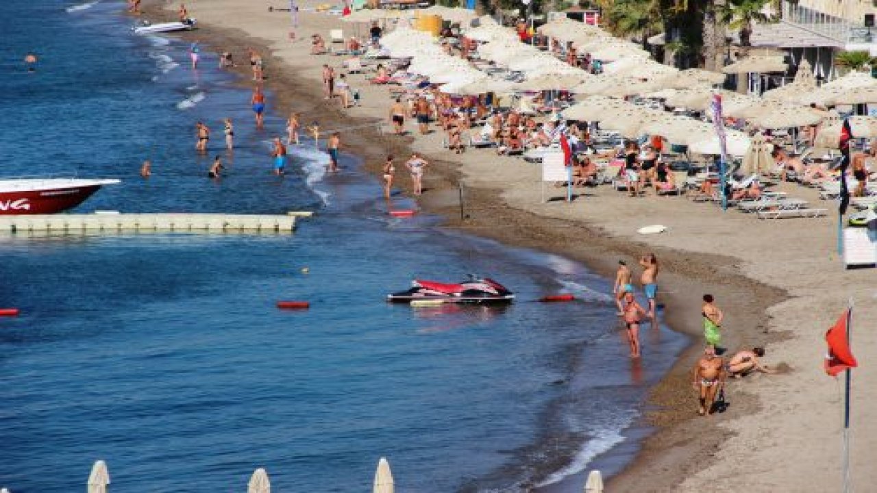 Denizde can pazarı yaşanırken turistlerin deniz keyfi 