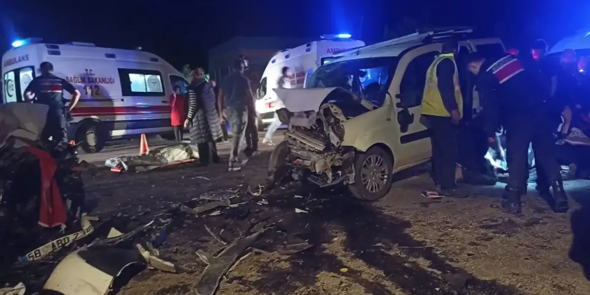 İki Araç Kafa Kafaya Çarpıştı: 1 Ölü, 3’ü Ağır 7 Yaralı