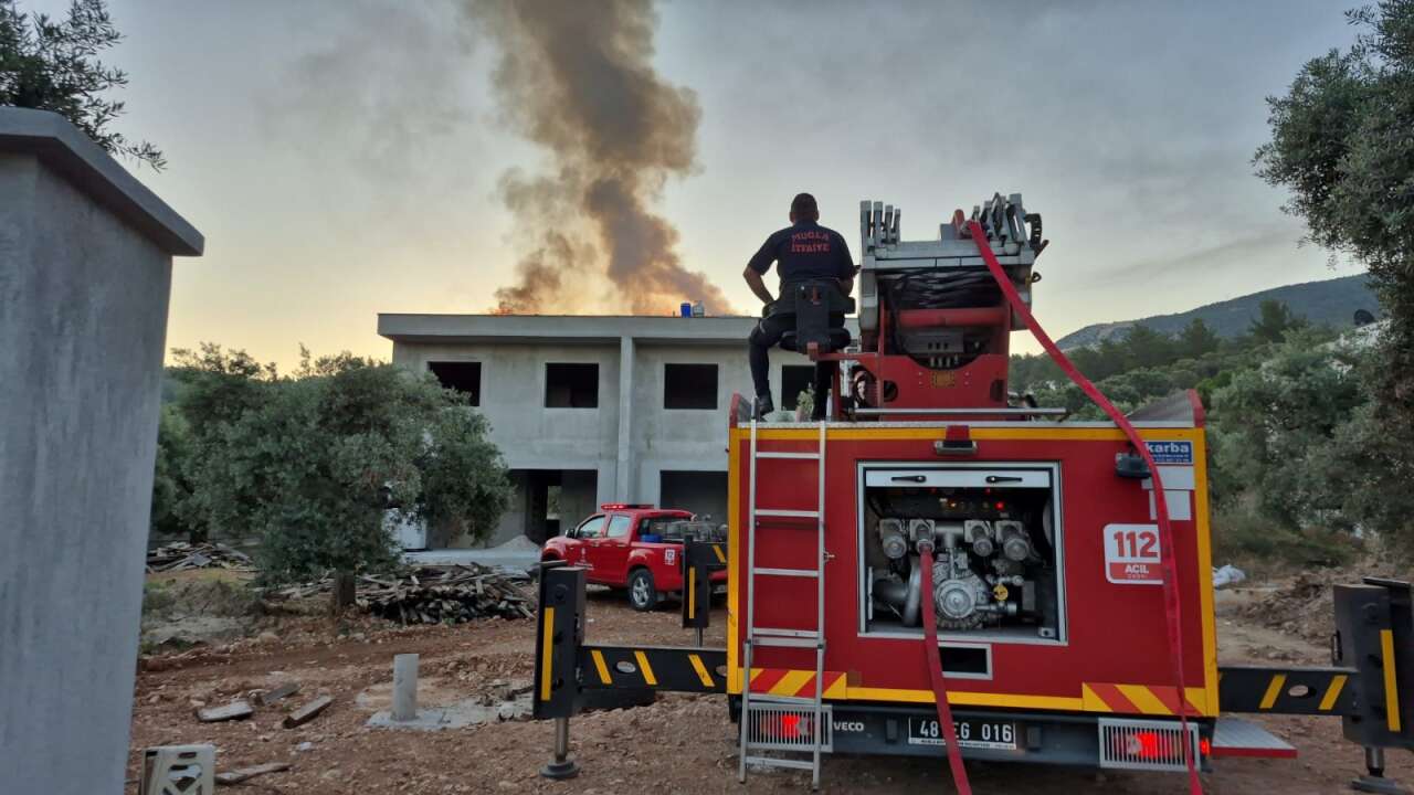 Muğla'da İnşaat Halindeki Evin Çatısında Yangın