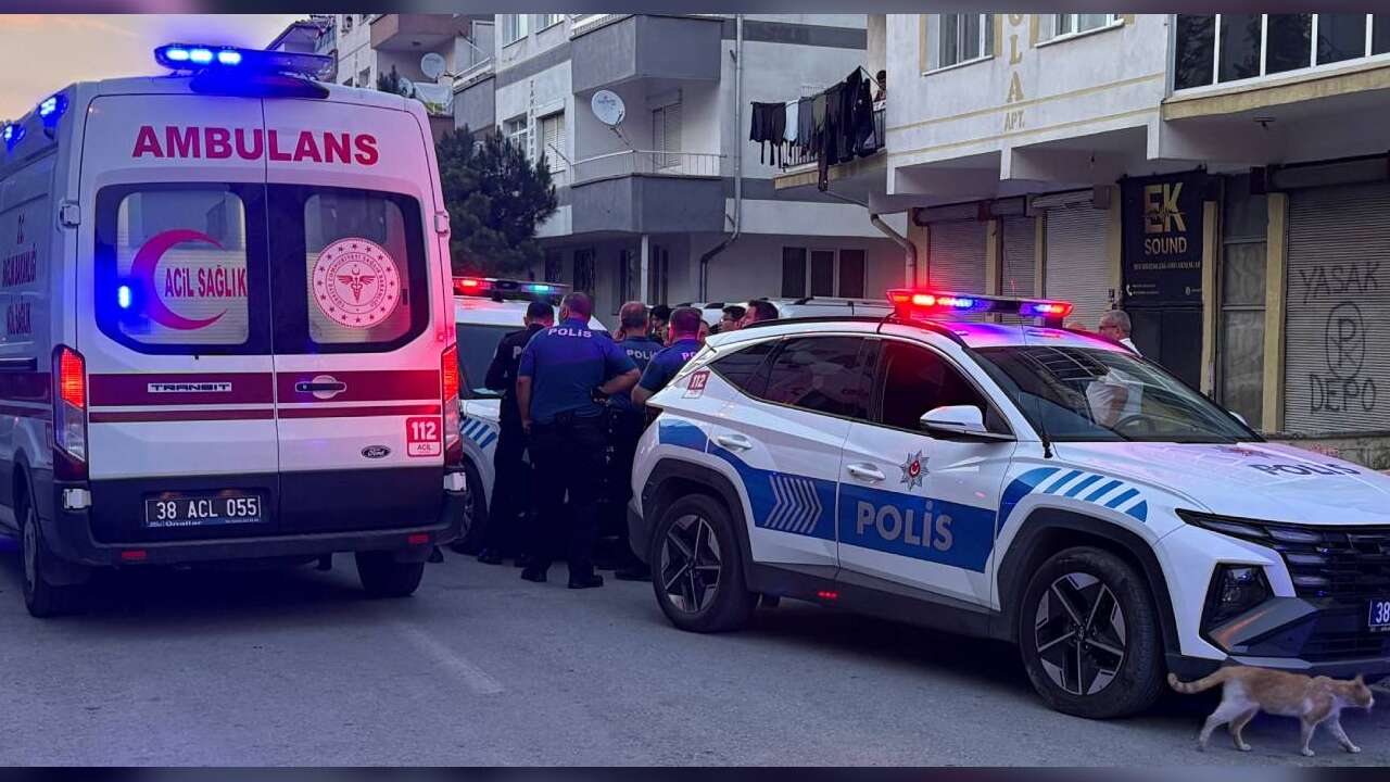 Eski Kayınvalidesini Ve Baldızını B*ça*ladı
