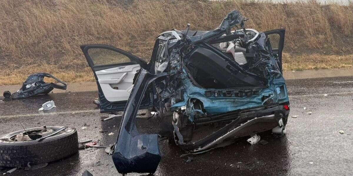 Otomobil Tankere Çarptı, Hurdaya Döndü: 2 Ölü, 2 Ağır Yaralı