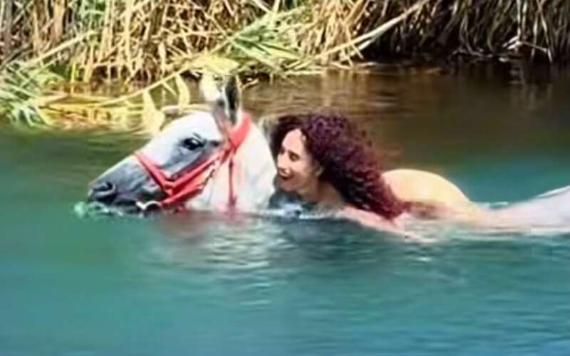 Fethiye’de Duygulandıran Görüntü: Yüzme Bilmeyen Kadın Atıyla Sulara Girdi