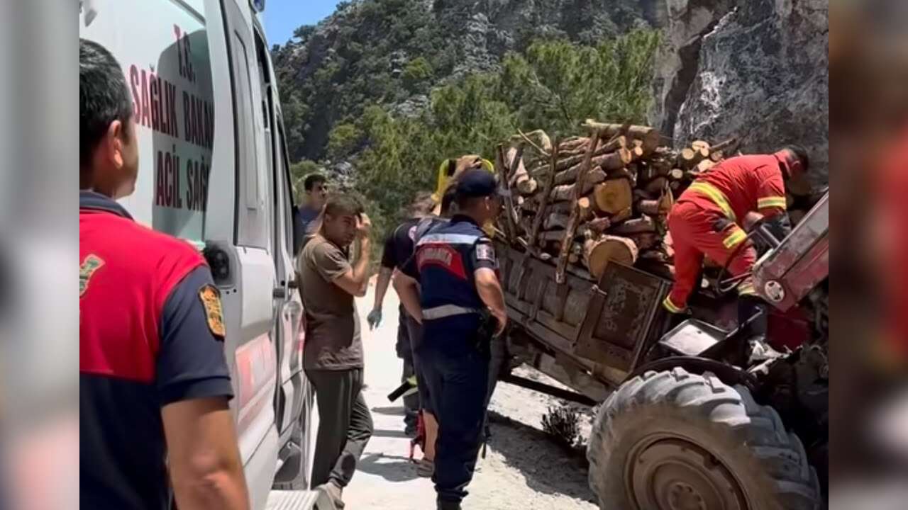 Muğla’da Korkutan Traktör Kazası: Sürücü Araçta Sıkıştı
