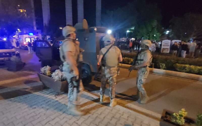 Menteşe'de KADES İhbarı Sonrası Silahlı Saldırı, 1 'i Polis 3 Kişi Ağır Yaralandı