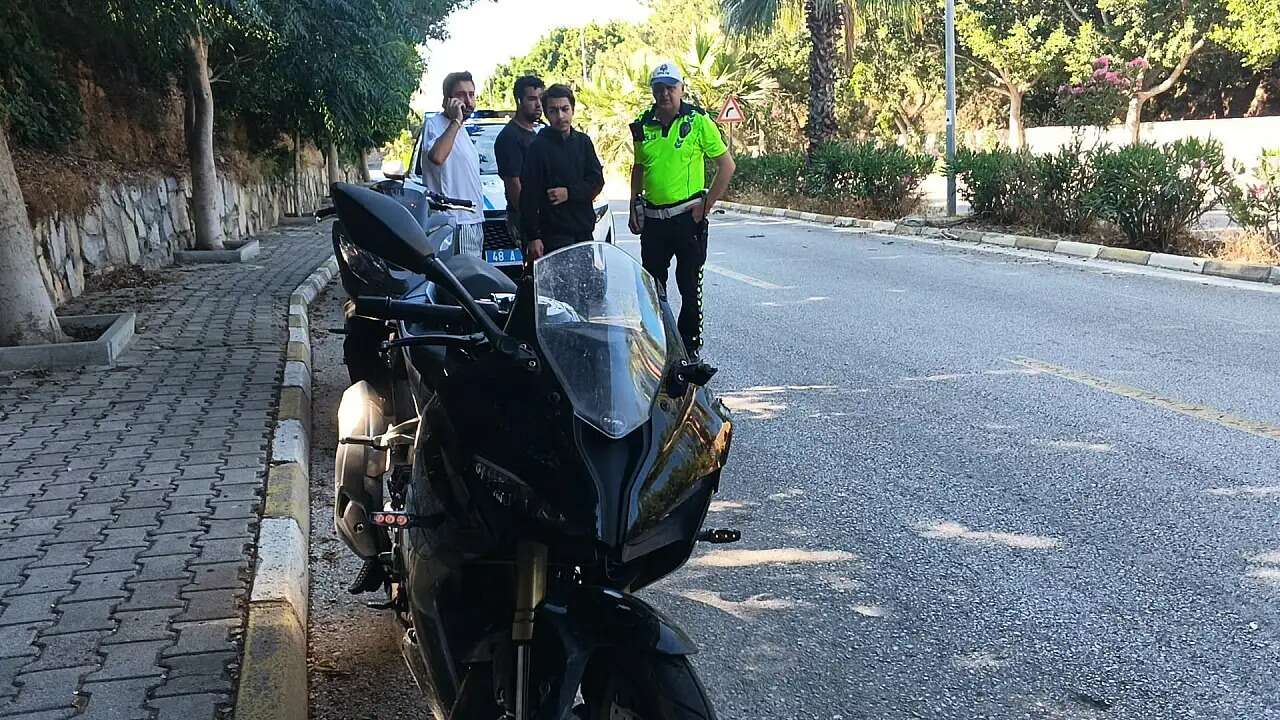 Muğla'da Kontrolden Çıkan Motosiklet Orta Refüje Çarptı