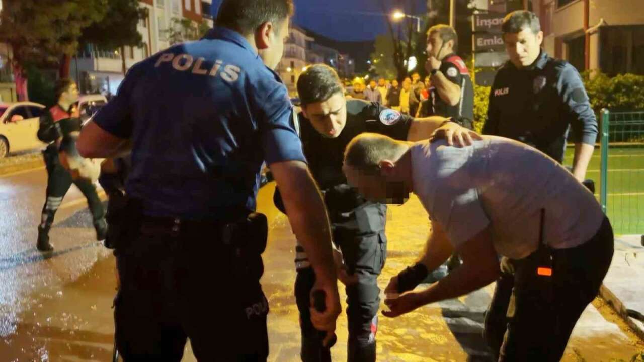 Baba, Kızını Rahatsız Eden Gencin Kulağını Kesti: 1’i Polis 2 Yaralı