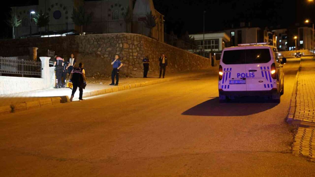Sil*hlı ve Bıç*klı Kavgada 2 Kişi Ağır Yaralandı