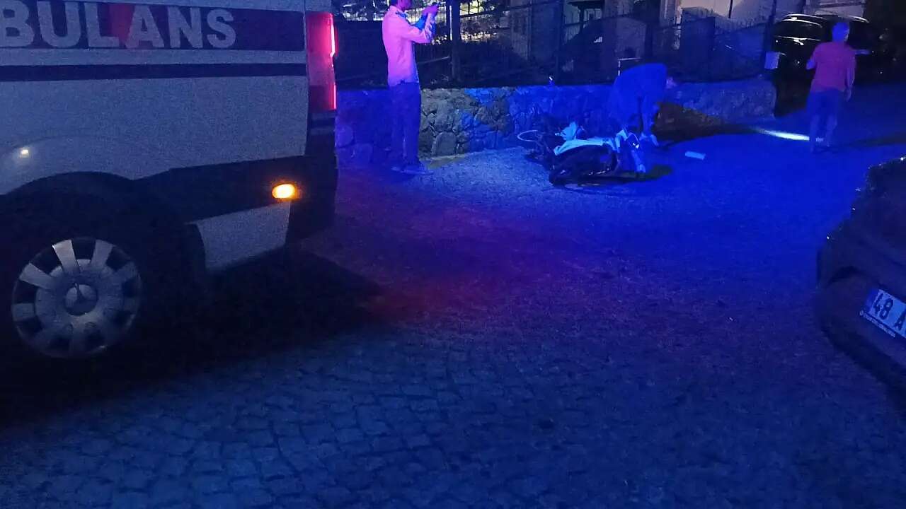 Muğla'da Motosiklet Kapıyı Kırarak Durabildi: 2 Yaralı