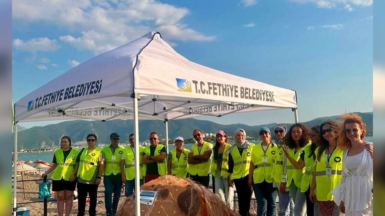 Çalış Plajı’nda Görenleri Şaşırtan Eser: Atıklardan Dev Caretta Caretta Yapıldı
