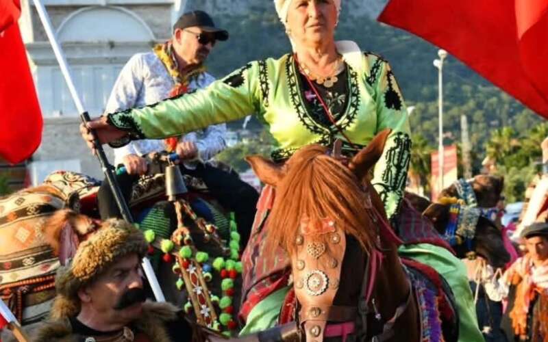 Muğla’da Şenlilikte Yörük Başkanı Kadriye Efe Attan Düşerek Hastanelik Oldu