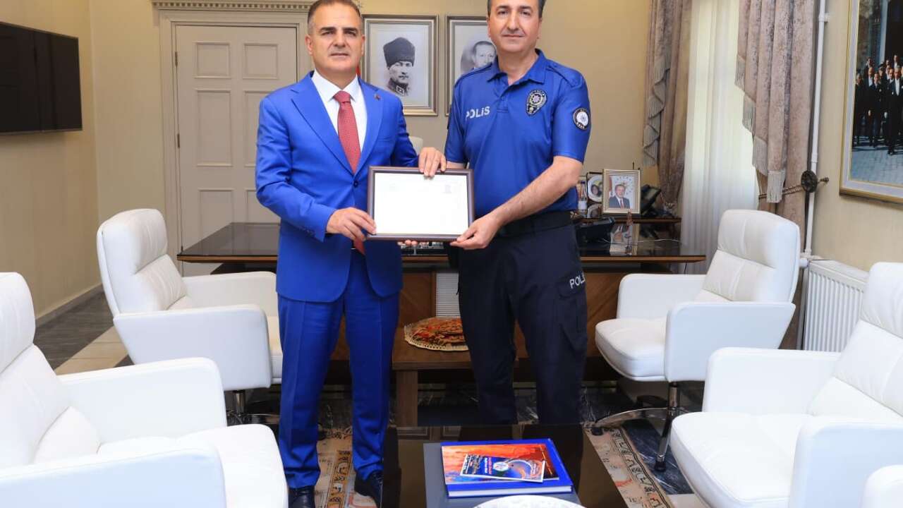 Vali Akbıyık’tan Emekli Polis Memuru Kazım Erdem’e Başarı Belgesi