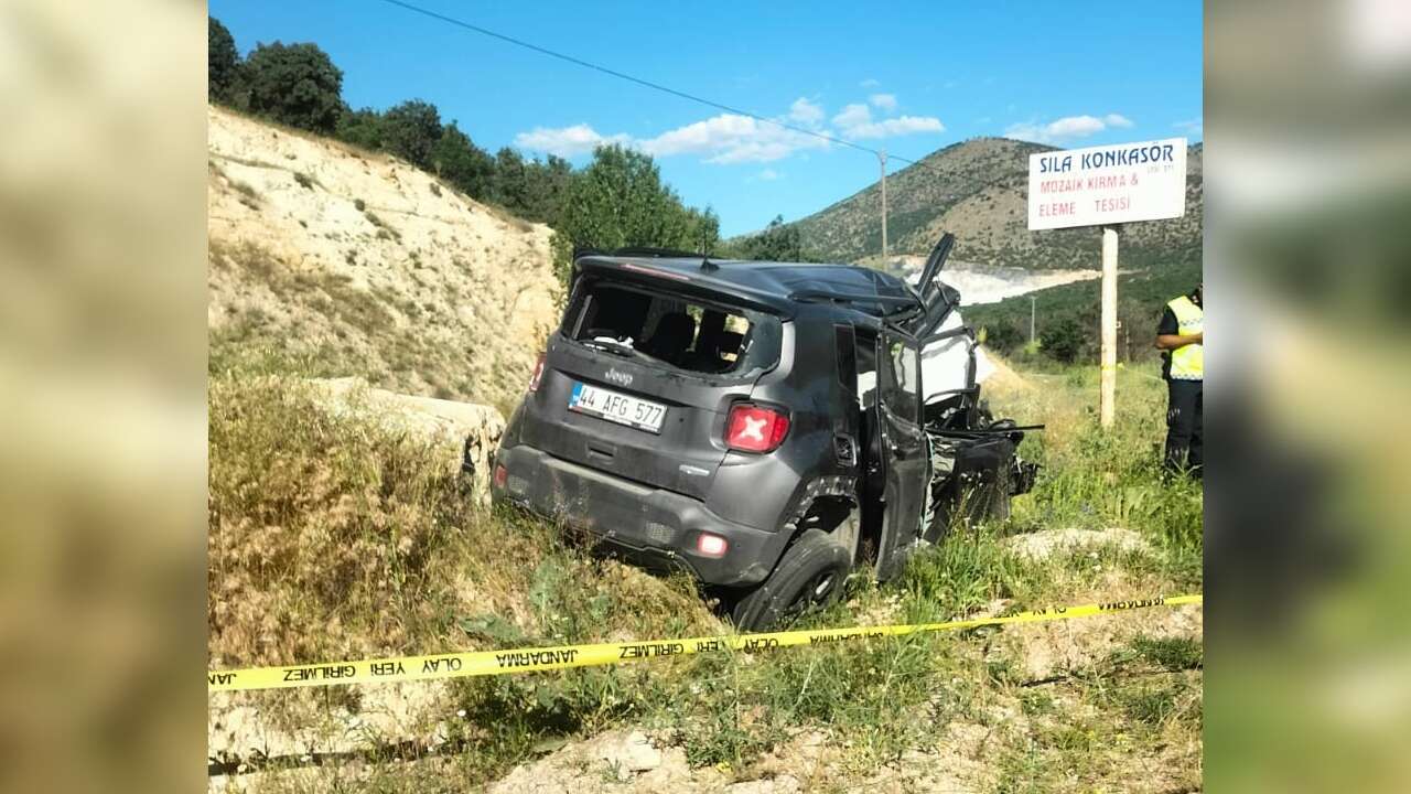 Hafif Ticari Araç Kayalıklara Çarptı: 43 Yaşındaki Öğretmen Hayatını Kaybetti