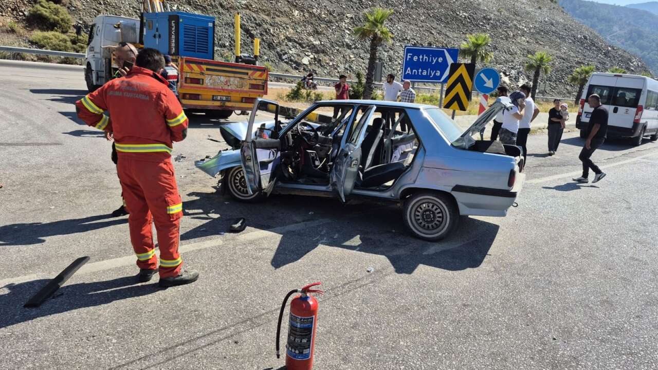 Muğla’da Korkutan Kaza: Araçta Mahsur Kalan Sürücü Kurtarıldı