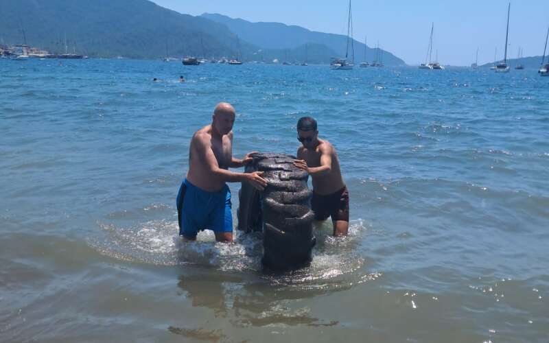 Marmaris Sahilinde Pes Dedirten Manzara: Denizden Traktör Lastiği Çıkarıldı