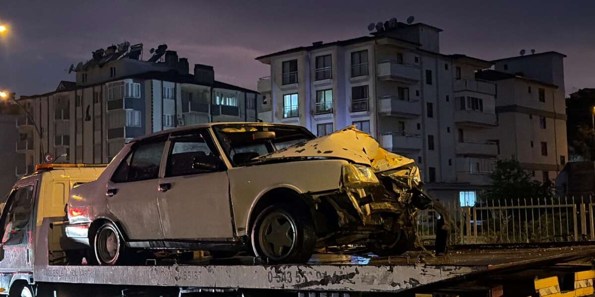 Yatağan’da Yağış Nedeniyle Kaza: Otomobil Orta Refüje Çarptı