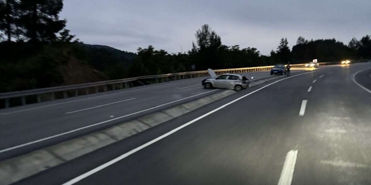 Denizli-Muğla Karayolunda Korkutan Kaza: Kontrolden Çıkan Araç Bariyerlere Çarptı