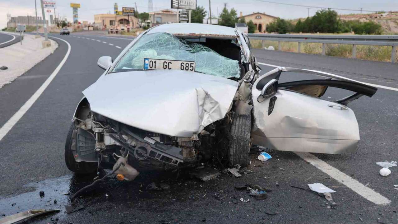 Kontrolden Çıkan Araç Direğe Çarptı: 1 Çocuk Öldü, 3 Kişi Yaralı