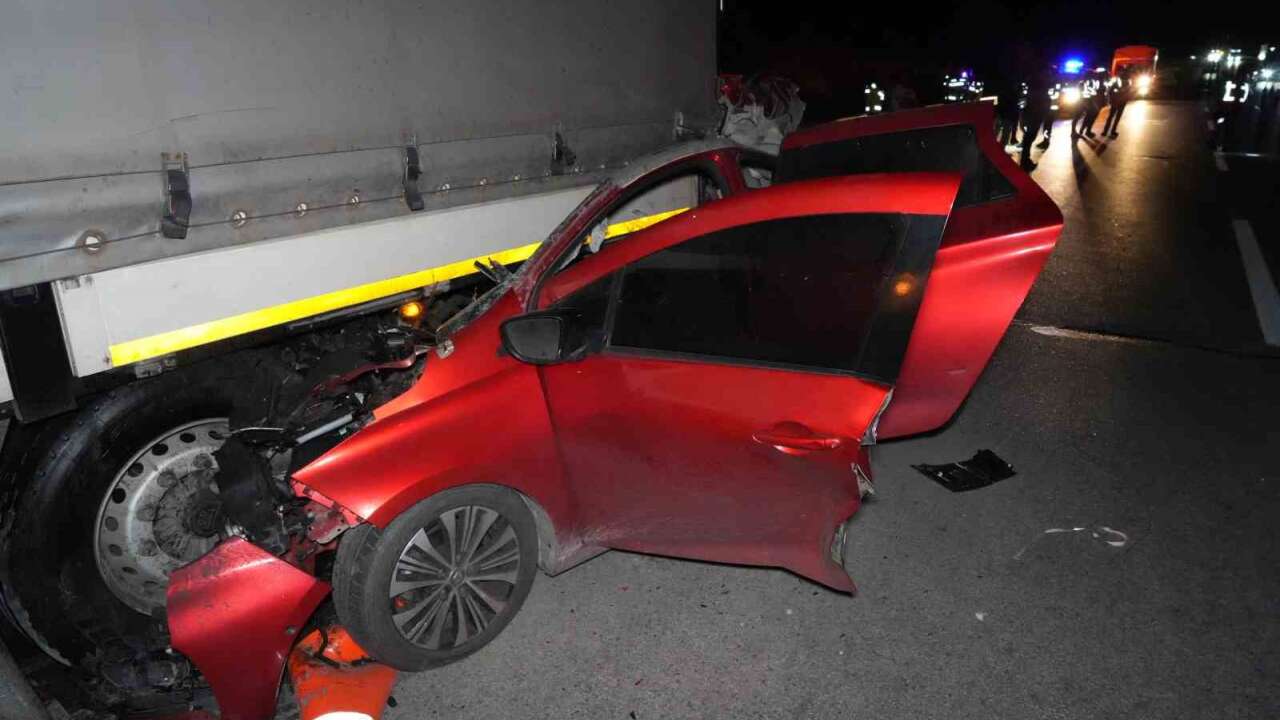 Yol Kenarında Duran Tıra Arkadan Çarptı: Sürücü Hayatını Kaybetti