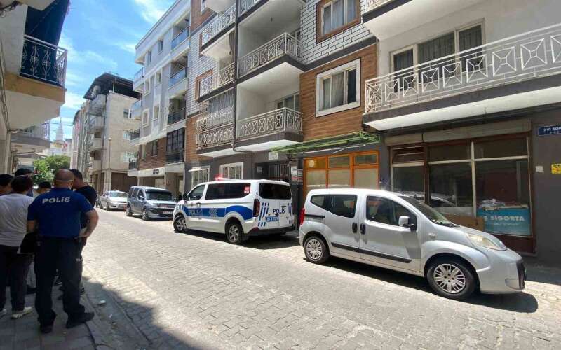 Komşuları Kokudan Şüphelendi: Evden Ceset Çıktı