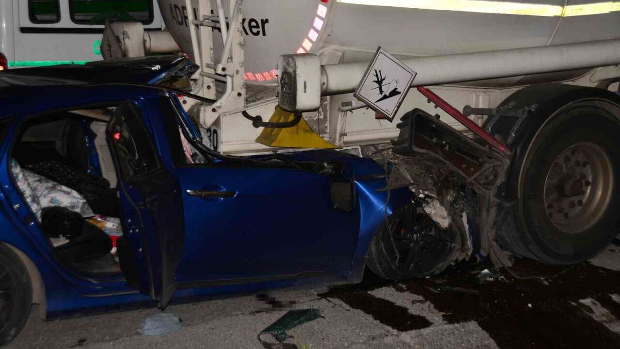 Otomobil Tıra Çarptı: 1 Ölü, 2 Yaralı