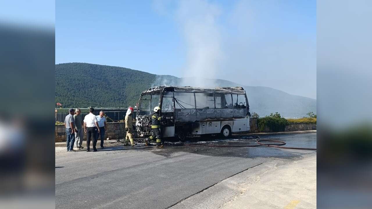 Bodrum’da Servis Minibüsü Alevlere Teslim Oldu: Araç Kullanılamaz Hale Geldi