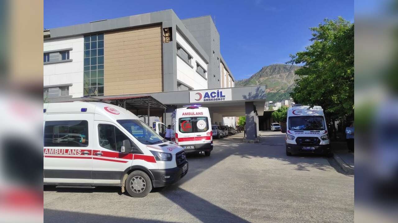Otomobil Şarampole Devrildi: Anne Ve 3 Yaşındaki Oğlu Hayatını Kaybetti, 4 Kişi Yaralandı