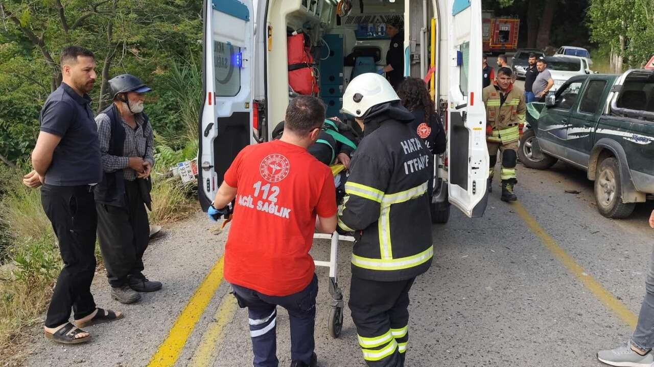 Belen’de Pikapla Çarpışan Motosiklet Dere Yatağına Savruldu: Sürücü Yaralandı
