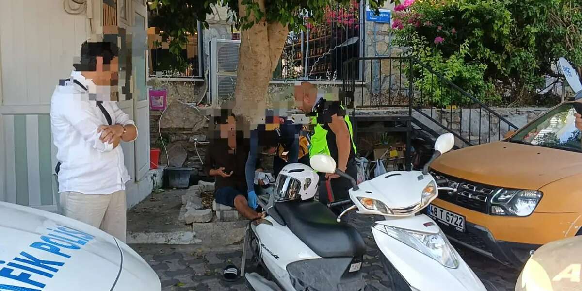 Muğla'da Sinyalsiz Dönüş Sonrası Kaza: Motosiklet Sürücüsü Yaralandı