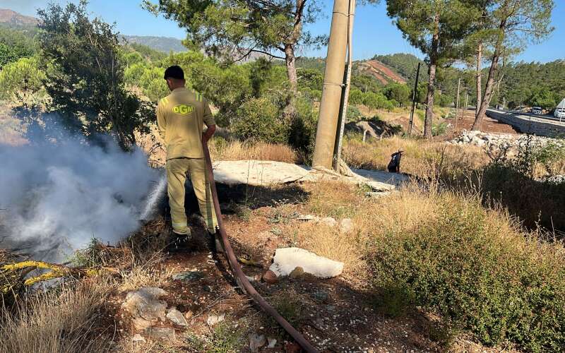 Marmaris'te Çıkan İki Ayrı Yangın Korkuttu: Alevler Büyümeden Kontrol Altına Alındı