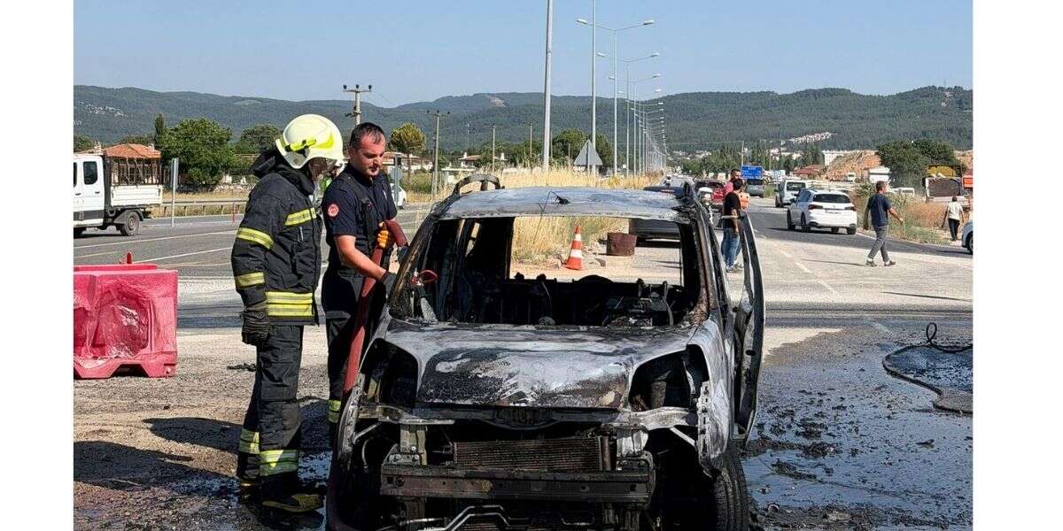 Menteşe’de Korkutan Araç Yangını: Kötekli Kavşağı’nda Alevler Yükseldi