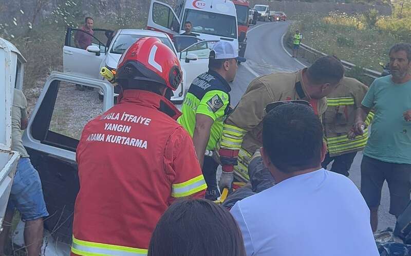Milas'ta Trafik Kazası: Araçta Sıkışan Yaralı İtfaiye Tarafından Kurtarıldı