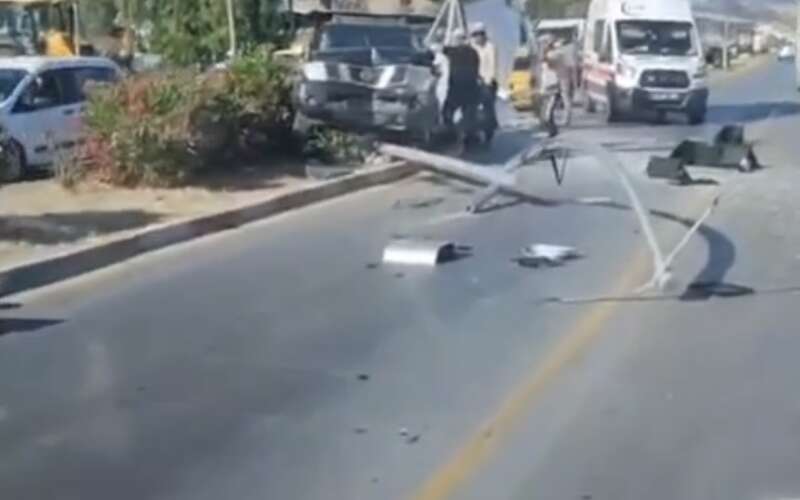 Muğla'da otomobil ile kamyonet çarpıştı, yaralılar var