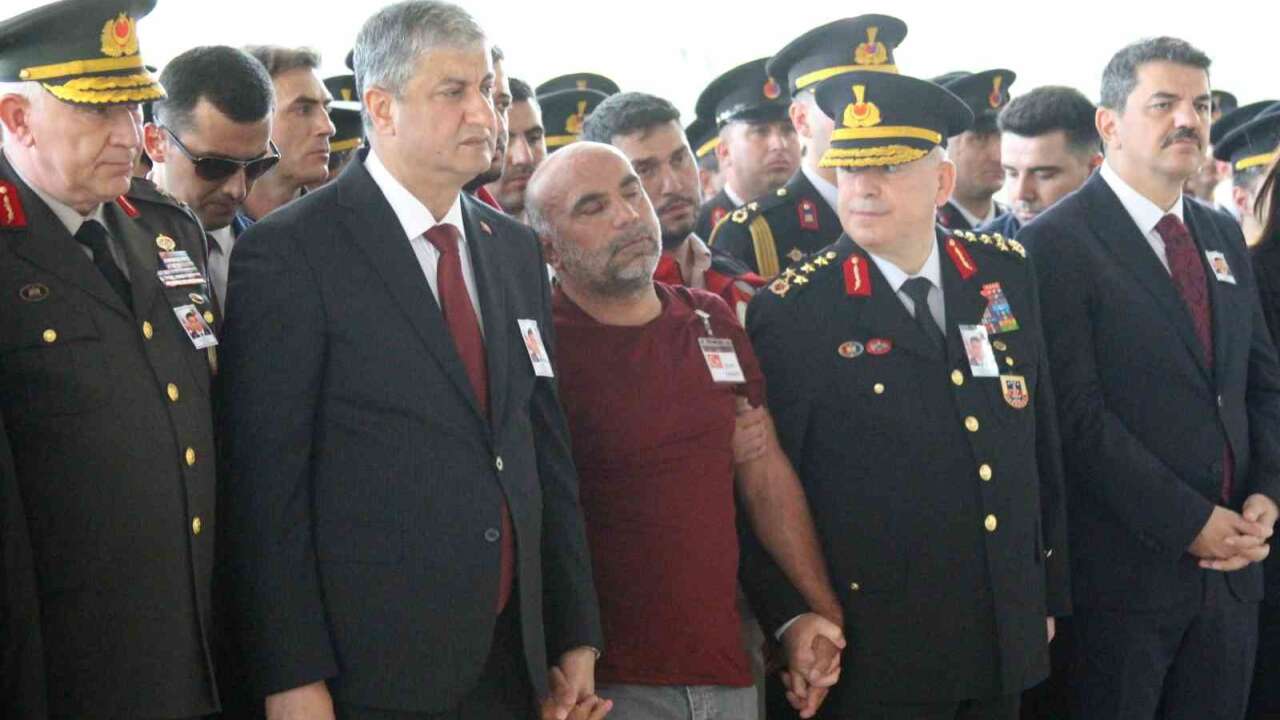 Şehit Babası Yürekleri Dağladı, Oğlunun Tabutuna Koşup Öptü