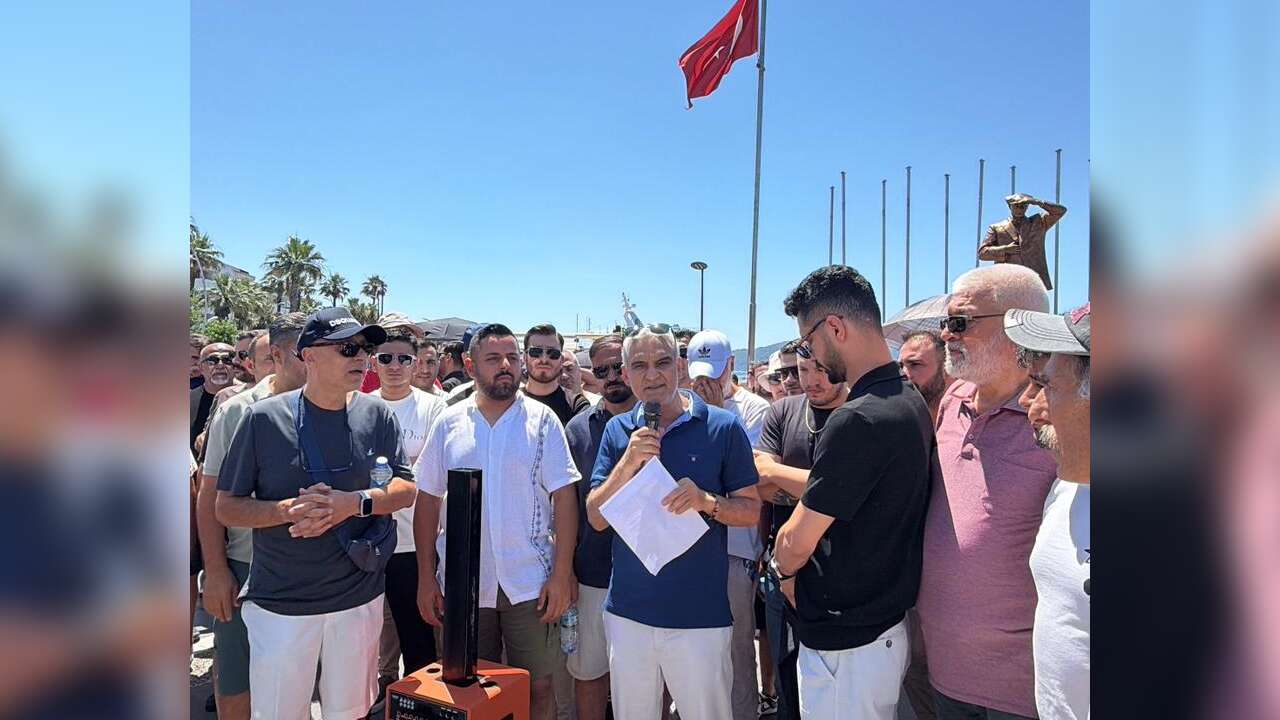 Marmaris’te Kapalı Çarşı Esnafından Belediye Protestosu: Polis Biber Gazıyla Müdahale Etti