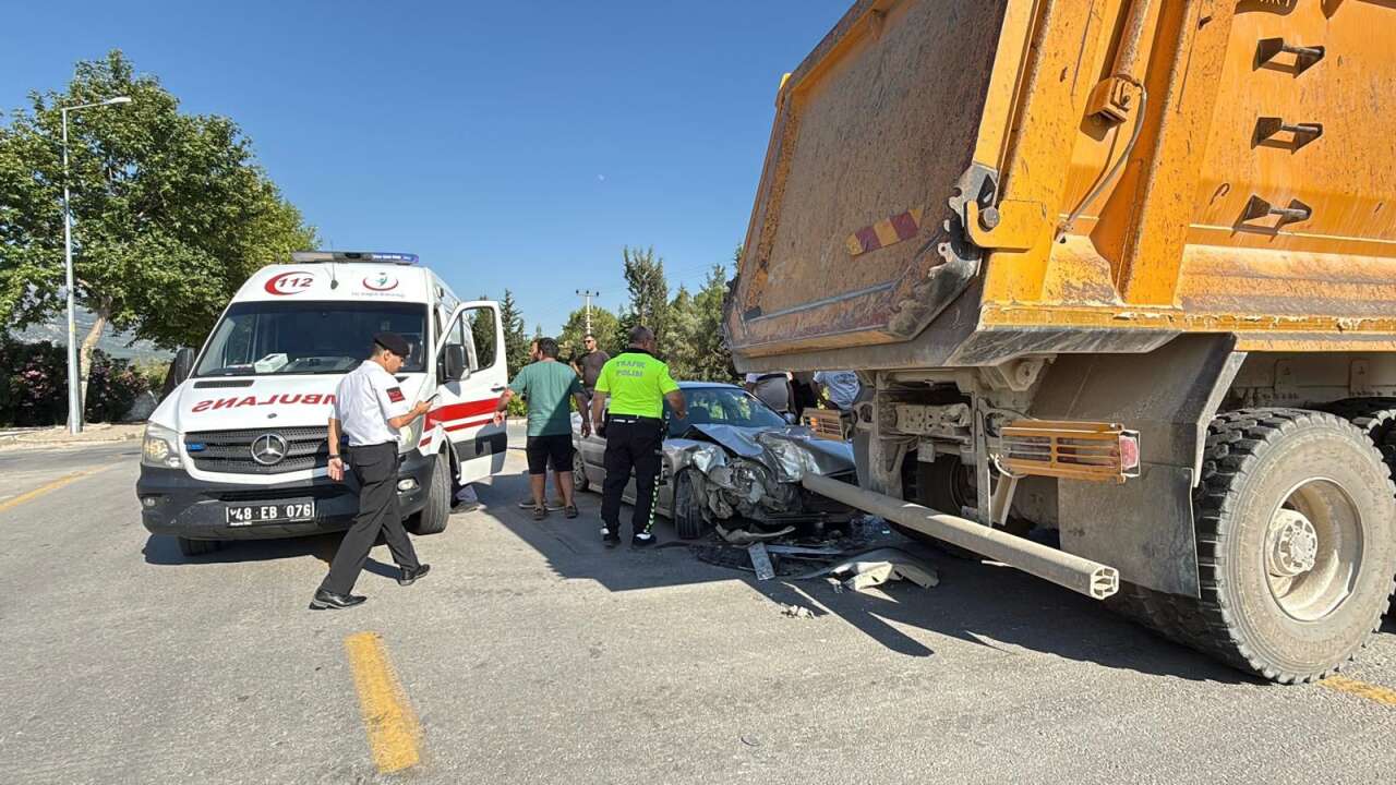 Menteşe’de Kaza :Kamyona Arkadan Çarptı, Genç Sürücü Yaralandı