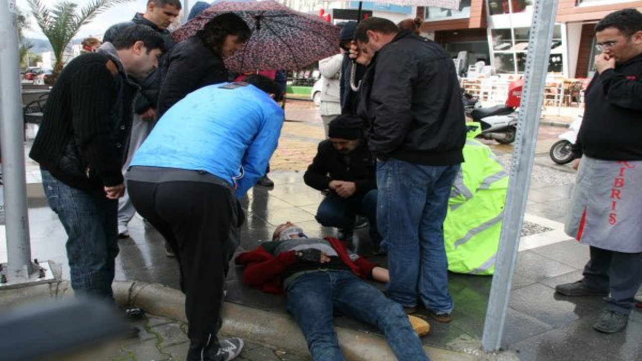 Motosiklet ile otomobil çarpıştı: 2 yaralı