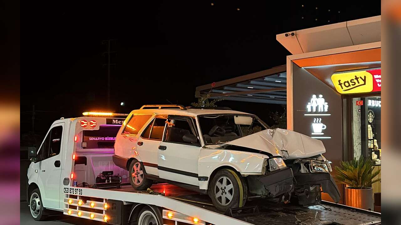 Bodrum'da Kontrolden Çıkan Otomobil Ağaca Çarptı