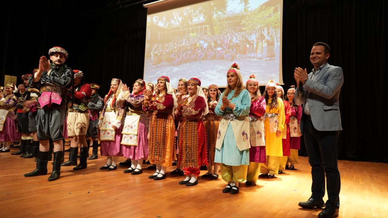 72 Öğretmen Aynı Sahnede: Maarif Halk Dansları Gösterisi Büyük Beğeni Topladı