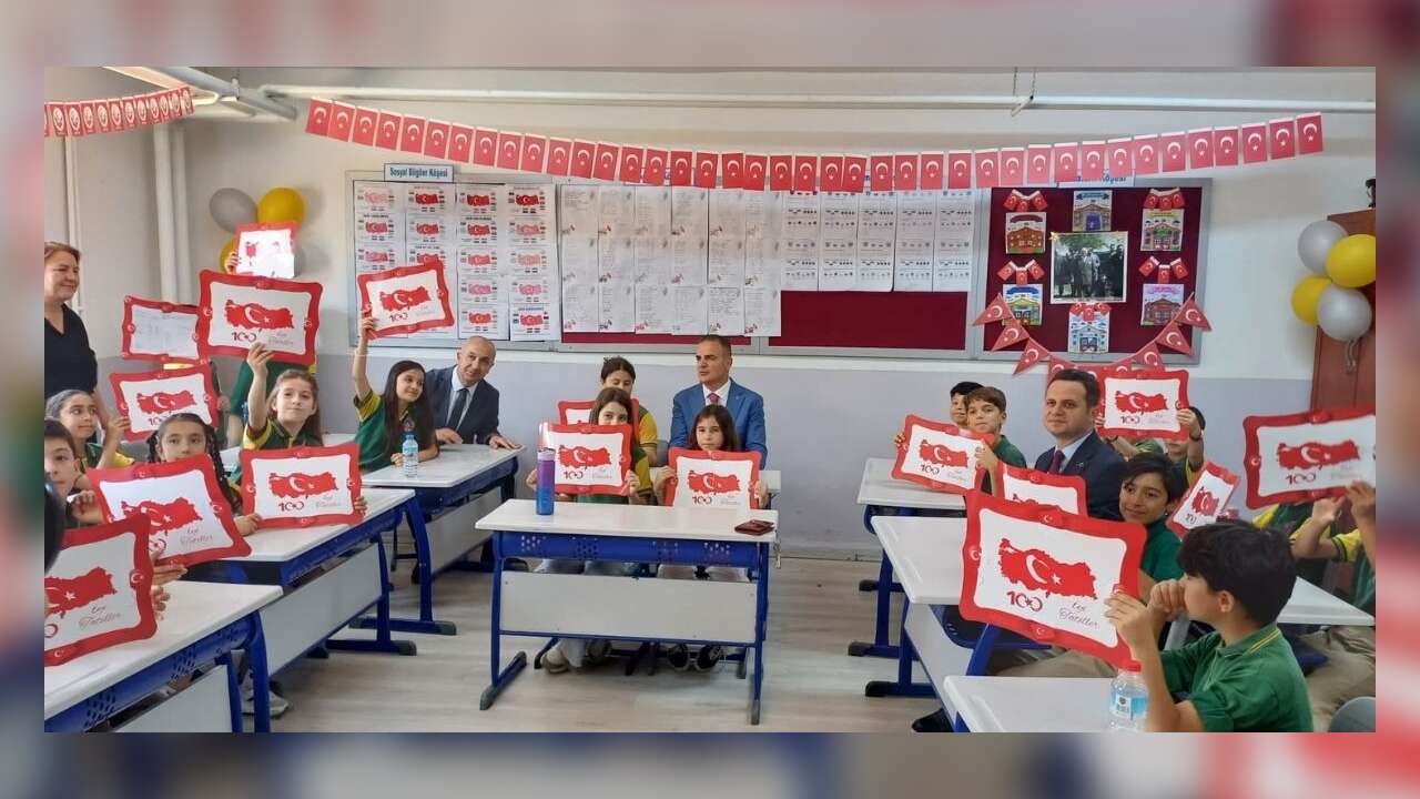 Muğla’da Karne Sevinci: Vali İdris Akbıyık Öğrencilerle Buluştu
