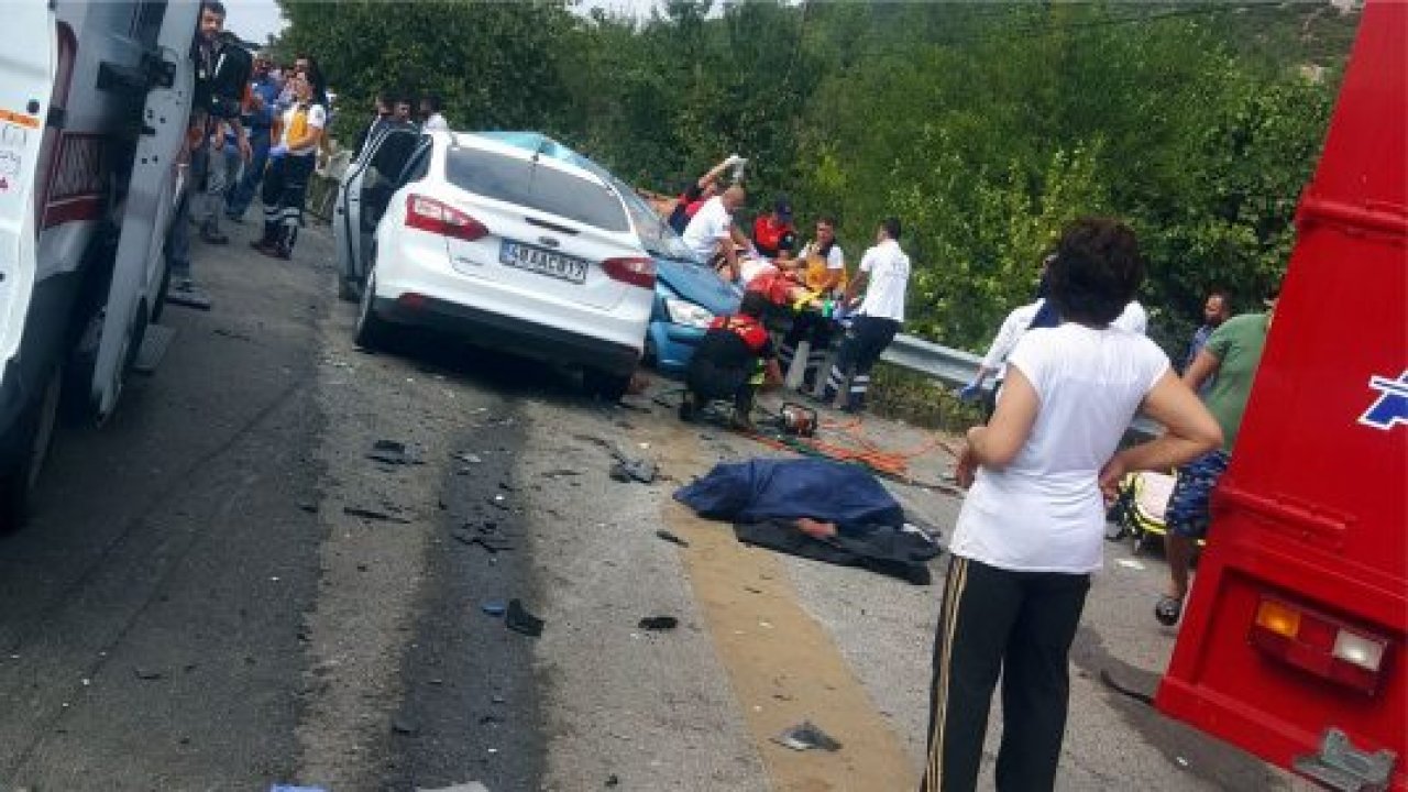 Gülağzı kavşağında kaza 2 ölü 4 yaralı