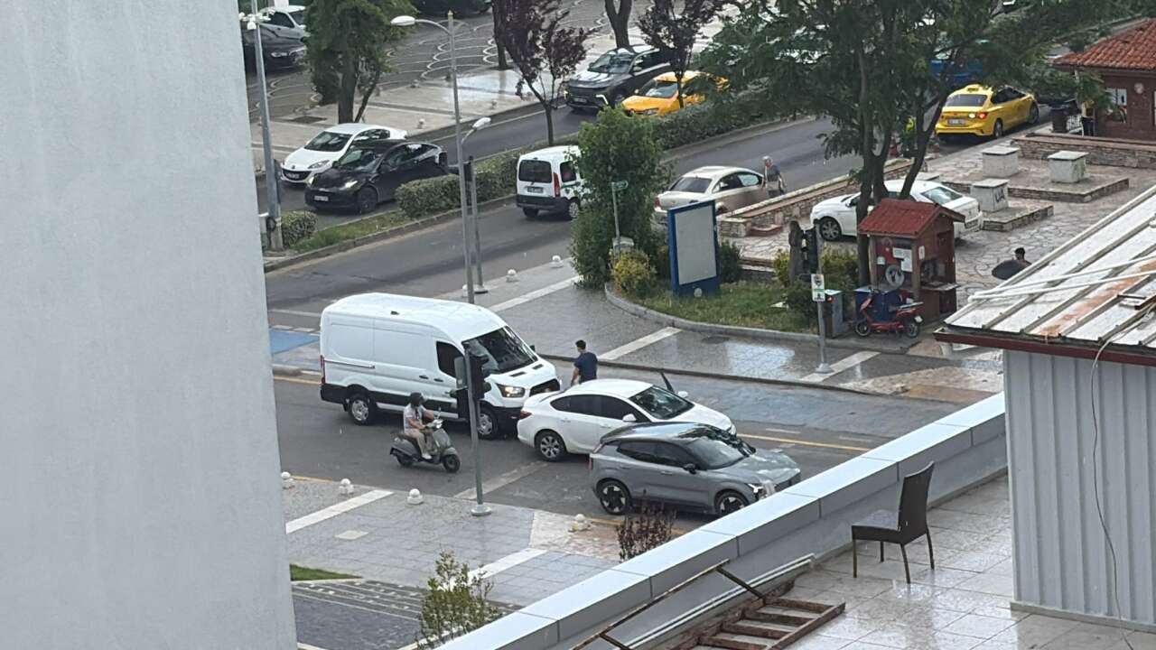 Muğla’da Trafik Kazası: Hafif Ticari Araç Otomobile Çarptı