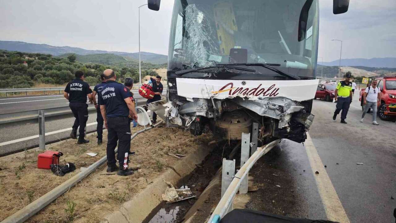 Yolcu Otobüsü Bariyerlere Saplandı: Çok Sayıda Yaralı Var