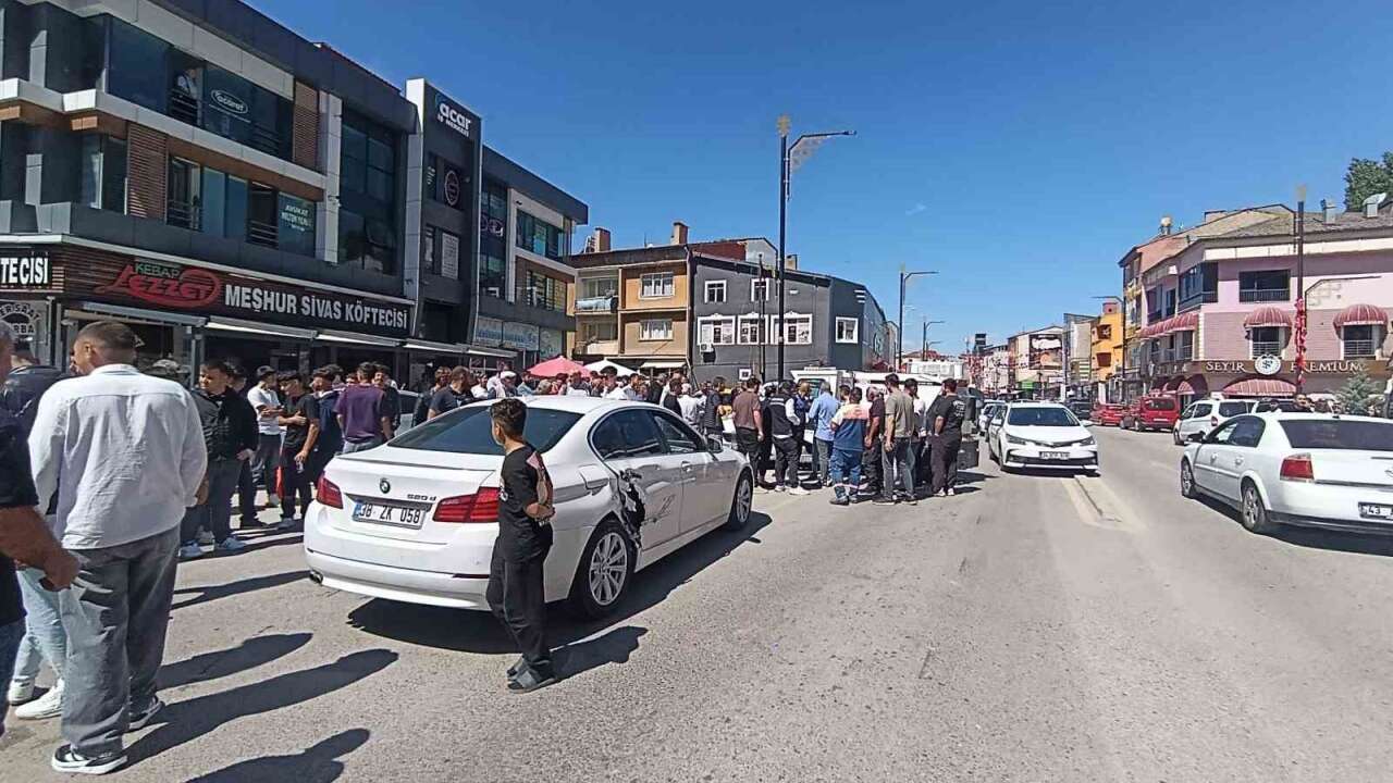 Yol Temizleme Aracı Otomobille Çarpıştı, 4 Araç Birbirine Girdi