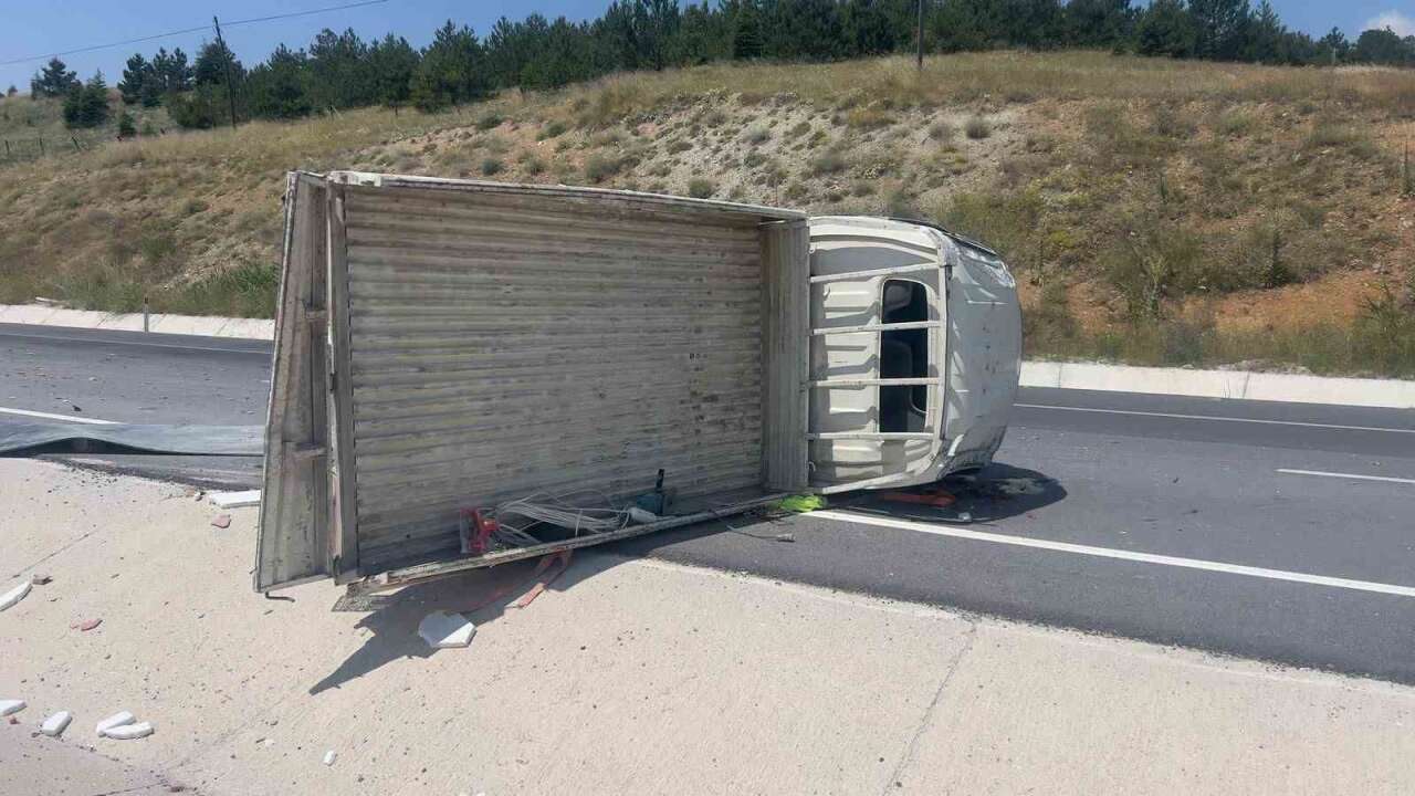 Tuğla Yüklü Kamyonet Refüje Devrildi: 3 Yaralı