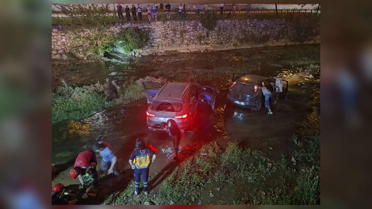 İki Otomobil Dereye Uçtu: Çok Sayıda Yaralı Var