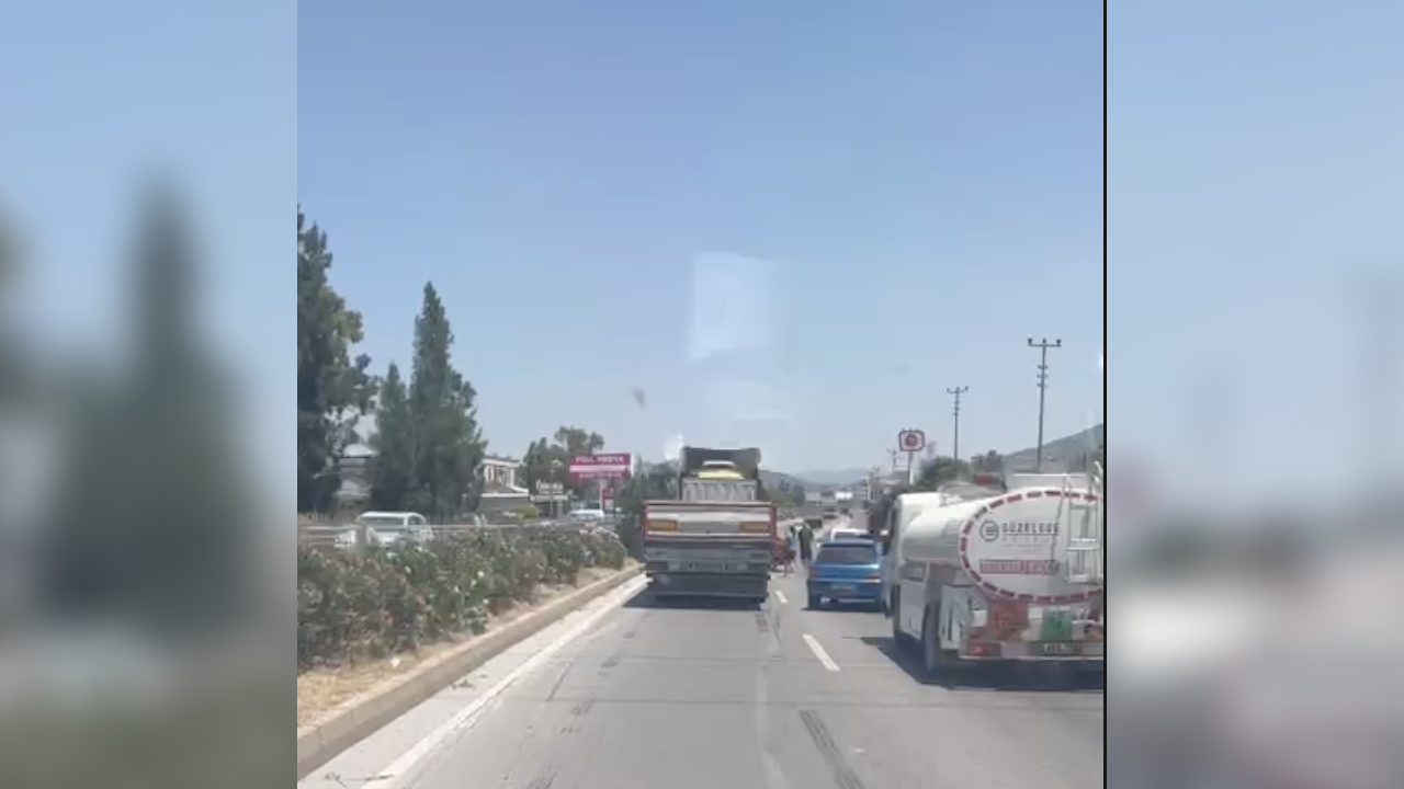 Muğla'da AVM Önünde Kaza: Tır ile Otomobil Çarpıştı, Trafik Kontrollü Sağlanıyor