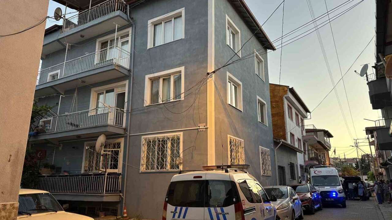 3 Katlı Bir Evin Balkonundan Düştü: Hayatını Kaybetti