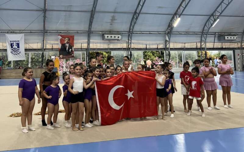 Bodrum'da Her Yaştan Cimnastikçilerden Muhteşem Yıl Sonu Gösterisi