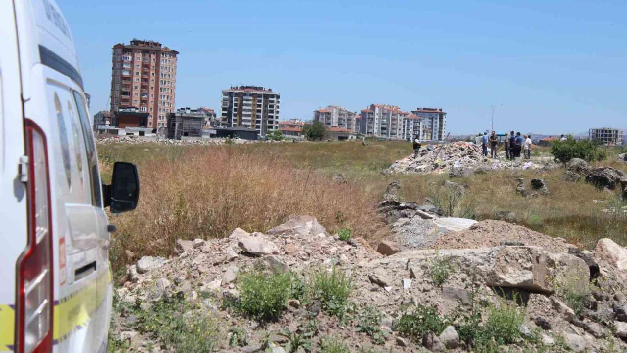Boş Arazide Erkek Ces*di Paniği