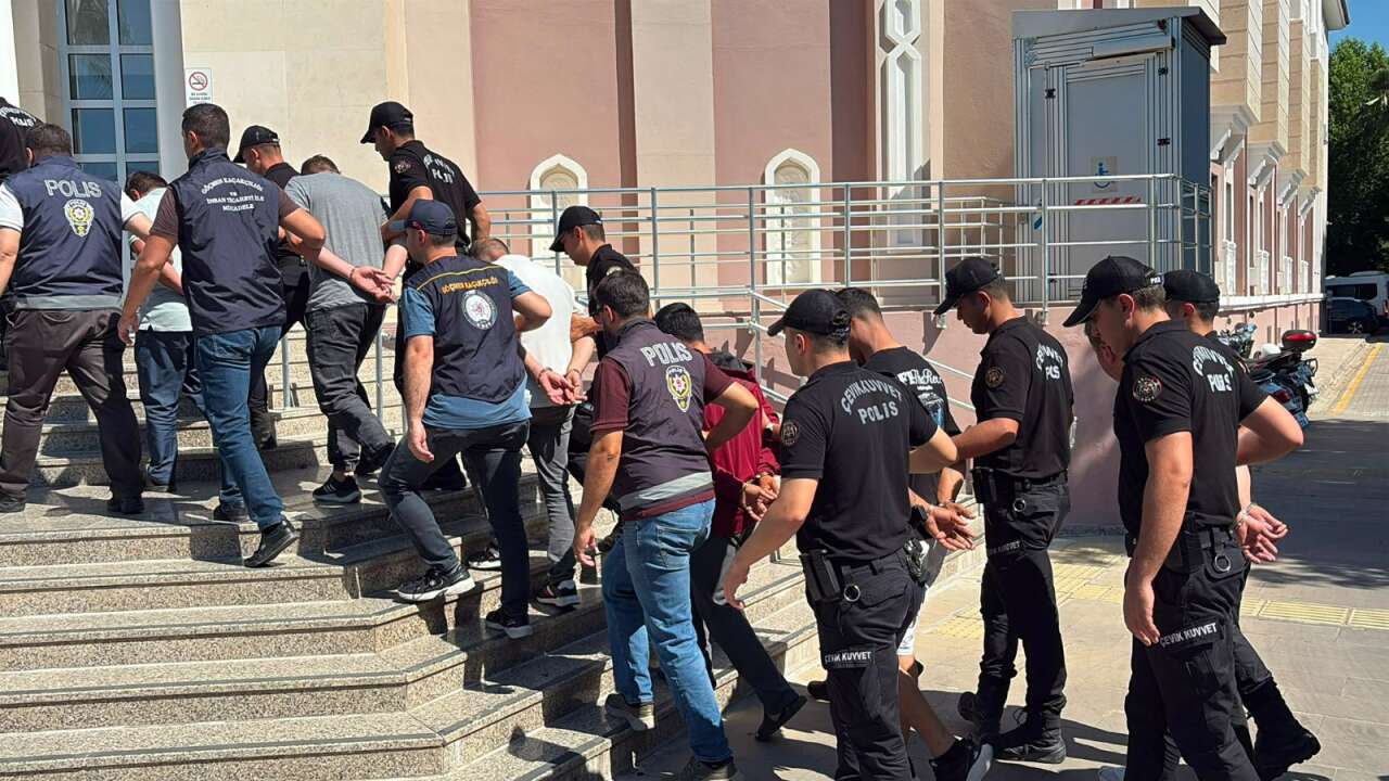 Kamyon Kasasında İnsan Kaçakçılığı Yapan Suç Örgütüne Nefes Kesen Operasyonda 9 Kişi Tutuklanarak Cezaevine Gönderildi